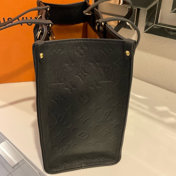 Louis Vuitton M45595
Onthego MM black handbag - Picture 9 of 12